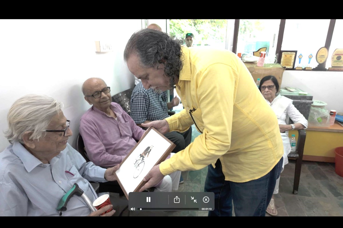 Rajinder Arrora presenting a frame drawing to Prof Irfan Habib at Sahmat office in Delhi